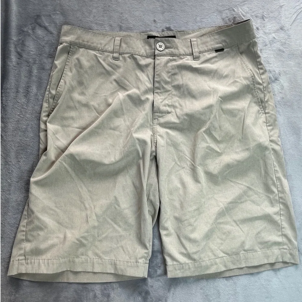 TravisMathew Mens Beck Golf Shorts Khaki Tan Stretch Size 34 Flat Front‎ Tech